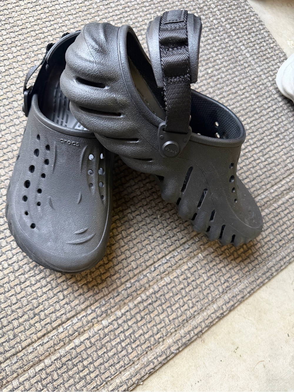 CROCS UNISEX Classic Foam Clogs in Black with Heel Strap